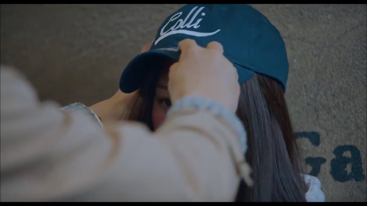 idk why but it's cute how he used the same cap that he let jugyeong borrow, considering that he never wears the same out fit twice