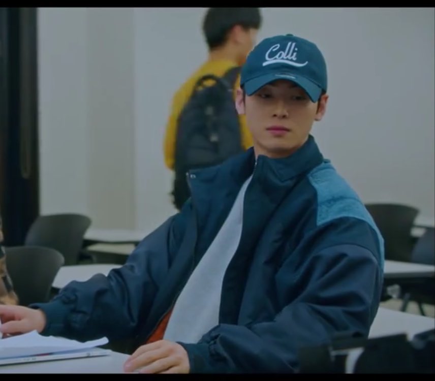 idk why but it's cute how he used the same cap that he let jugyeong borrow, considering that he never wears the same out fit twice
