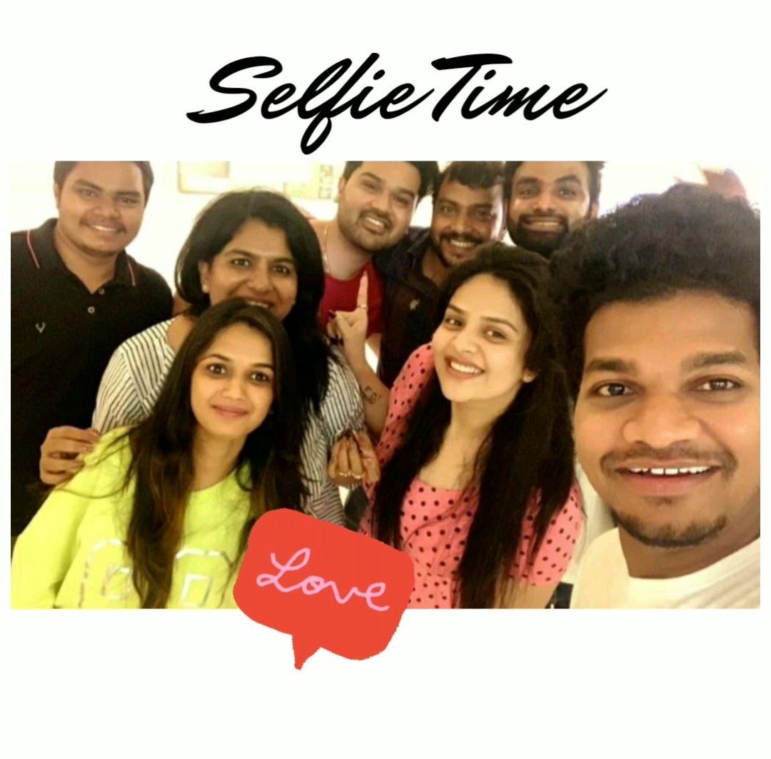 AriyanaFansClub's tweet photo. It's selfie time 📸🥰 @ariyanaglory @MukhiSree #Ariyana #sreemukhi #Avinash #BigBossTelugu https://t.co/Tbk0h3mRpy