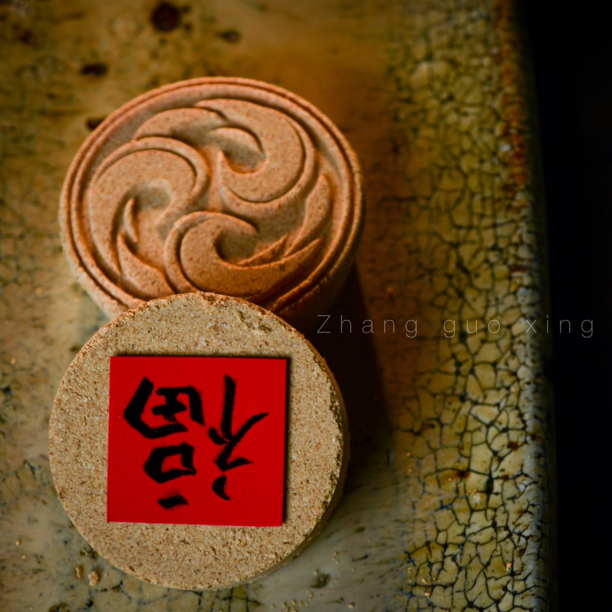 c9z_mj's tweet photo. 元中国国家主席専属シェフの
张国兴シェフ(Zhang guo xing)
による中華菓子（まさに唐菓子⁉︎）WSの参考作品物撮りを
担当させて頂きました。

テーブルフォトでのライトシェーピング、大変勉強になります💦

ありがとうございました📸

#lightshapingtools 
#profoto
#a10
#b10plus 
#Zeiss
#nikon https://t.co/MA1rNaiTL8