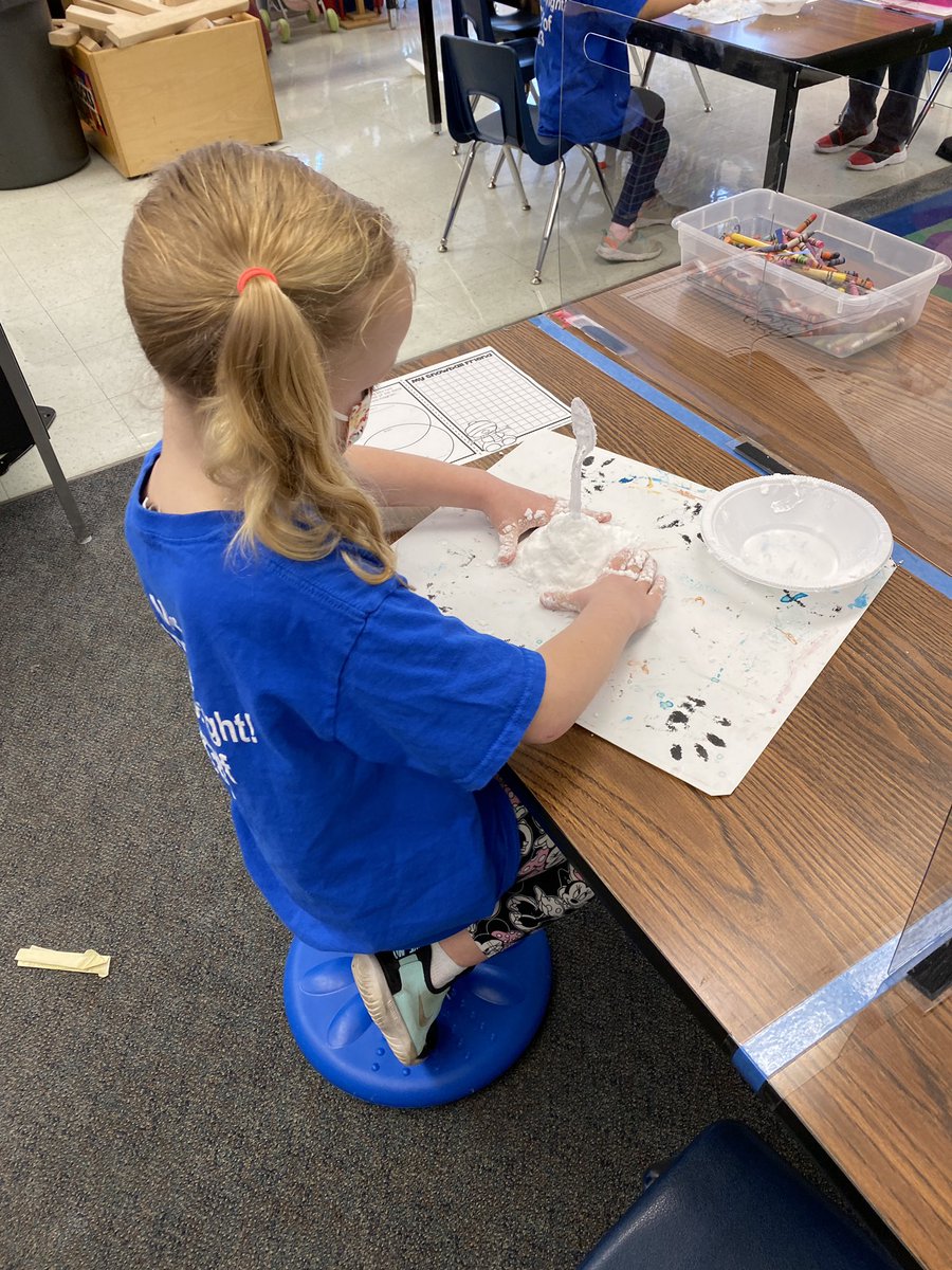 nermolik's tweet photo. A little baking soda and conditioner and you’ve got SNOW!!!  Kinders exploring snow and snowman on our Friday STEAM day :-) @QuailGlen_ @drycreekschools https://t.co/83RhwdcYyJ