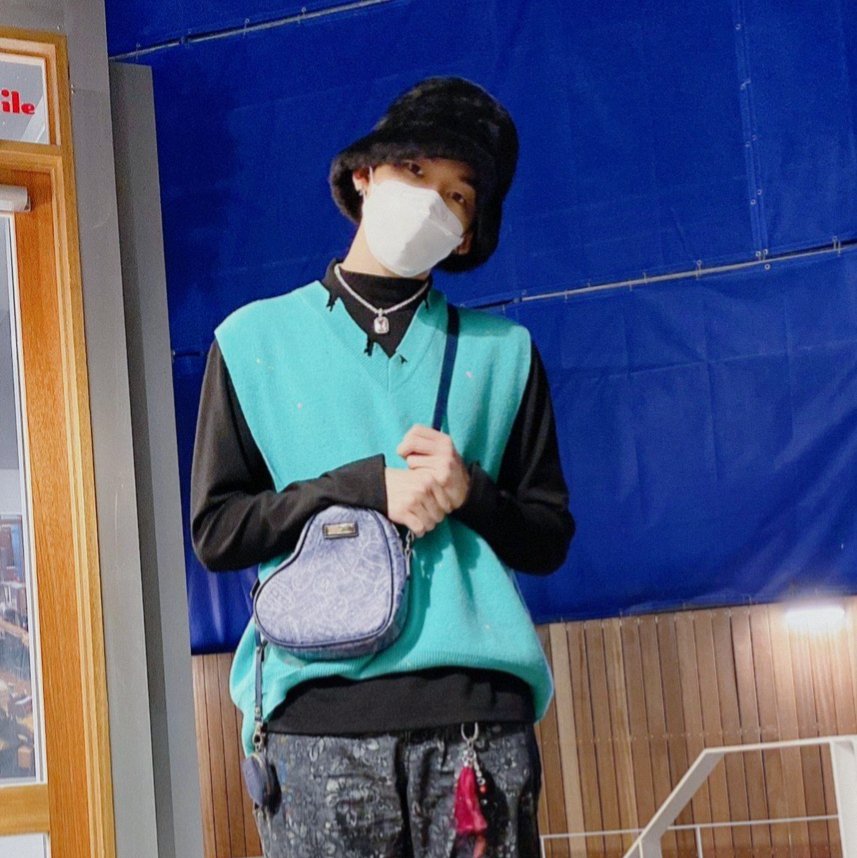 jennisayshi's tweet photo. While Asahi made buy the frog sleep mask, Hyunsuk made me buy a faux fur bucket hat #THETREASUREEFFECT ๐
@treasuremembers #TREASURE
#TreasureMakerSelcaDay https://t.co/HLLc53RG1i