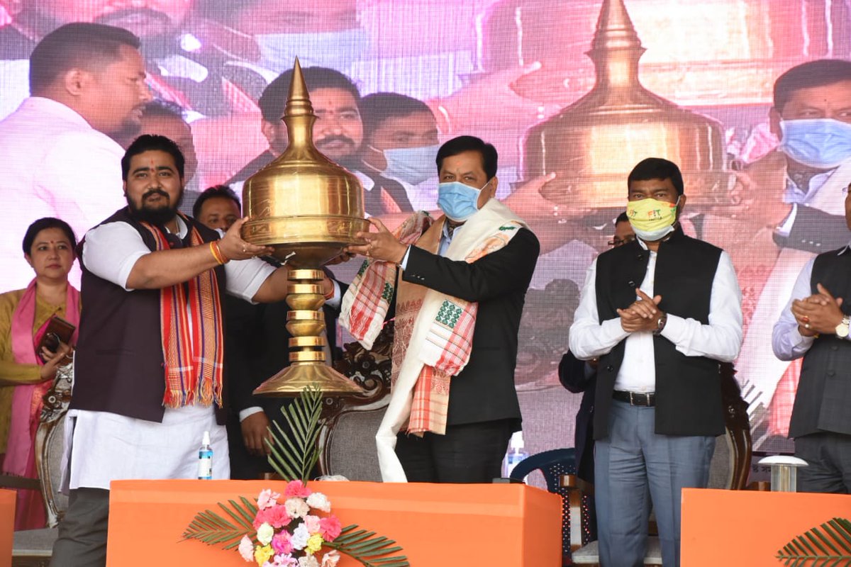 sarbanandsonwal's tweet photo. At the 7th Yuva Krishak Mahotsav,  organised by Orchid India, at Laluk, Lakhimpur, I reiterated our commitment towards empowering farmers. 

I also urged the youth to work in agri-sector and take it to newer heights by properly utilising various schemes of our govt. https://t.co/1iQOWSuzMG