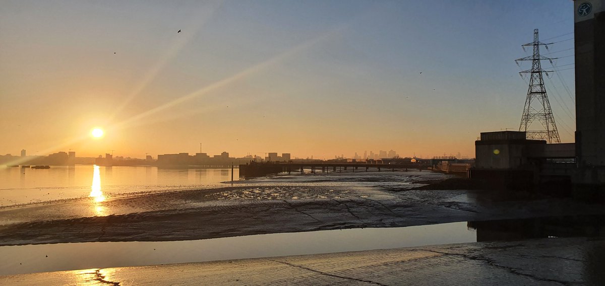 stuartbailey276's tweet photo. Even with the ongoing pandemic, every now and then you get reminded how beautiful this planet is. #lockdownexcercise #saturdaycycle #lovelondon https://t.co/0n38GlYPde