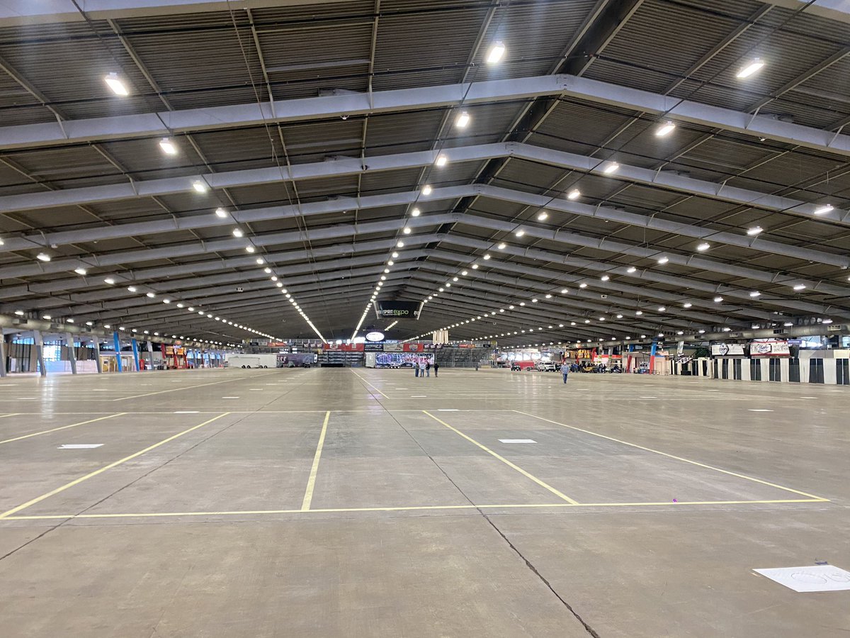 Walkapedia_'s tweet photo. 🌶 𝑪𝑯𝑰𝑳𝑰 𝑩𝑶𝑾𝑳 𝑪𝑶𝑼𝑵𝑻𝑫𝑶𝑾𝑵
Pres. by @CapitolRenegade

It’s move-in day! Trailers are inside the Expo.

It’s happening, people. Chili Bowl is here. https://t.co/Q9zmTh6qAa