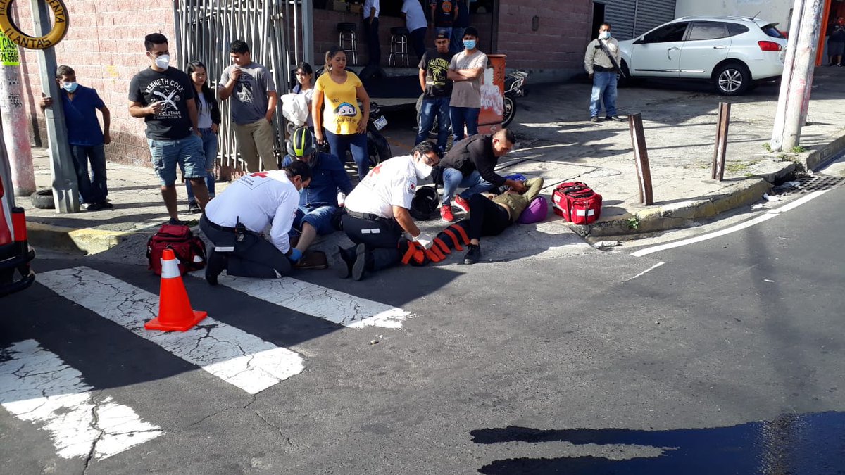 lanoticiasv's tweet photo. #Nacionales | 2 personas lesionada dejó un accidente de transito registrado entre la 29 calle poniente y la 21 avenida norte en San Salvador. Los lesionados ya fueron trasladados a centros asistenciales por @CruzRojaSal. https://t.co/WgVX9UNwCh