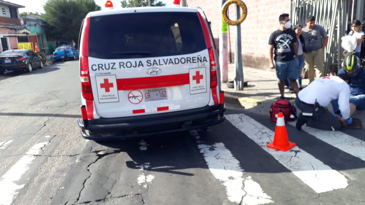 lanoticiasv's tweet photo. #Nacionales | 2 personas lesionada dejó un accidente de transito registrado entre la 29 calle poniente y la 21 avenida norte en San Salvador. Los lesionados ya fueron trasladados a centros asistenciales por @CruzRojaSal. https://t.co/WgVX9UNwCh