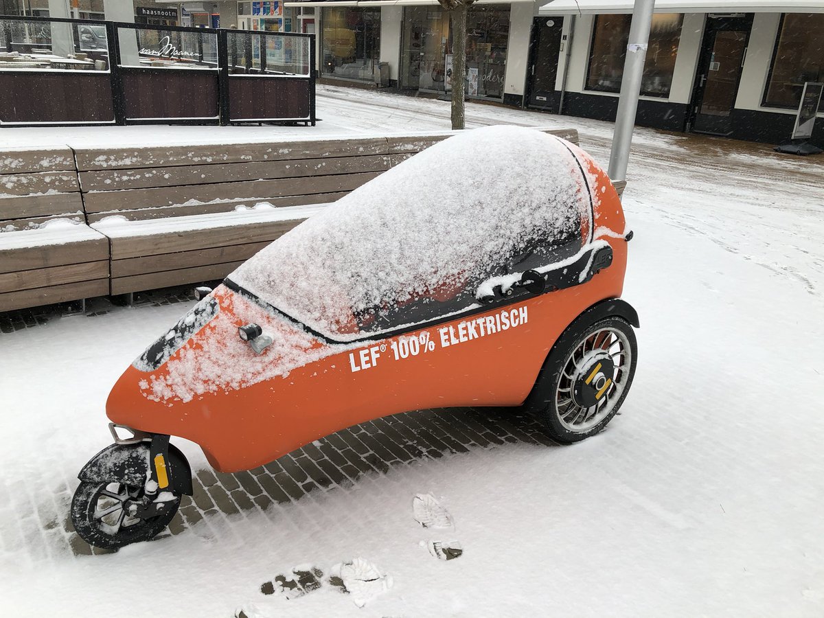 Ook in de winter is <a href="/LEF_elektrisch/">LEF</a> je beste reisgezel. Uit de wind onder je glazen dome is het comfortabel en minder guur dan op de fiets en scooter. 💯 % #elektrischrijden blijft een feest! #parkeren als een fiets.