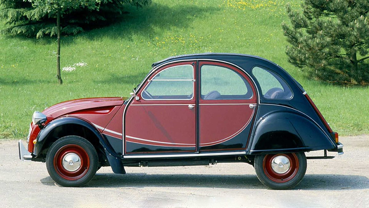 wagemanja's tweet photo. @bibaboboline Ich erinnere den Kauf. Kontakt über Annonce. Ich schlich unschlüssig ums Auto. Ich war 19 + keine Ahnung. "Ich überleg's mir." Als Hilfe für meine weitere Suche hat der Verkäufer (priv.) mir gezeigt, worauf ich bei Enten achten muss. Sehr hilfreich. Danach 12 Jahre #Team2CV ✌ https://t.co/QqxiE4TrRg