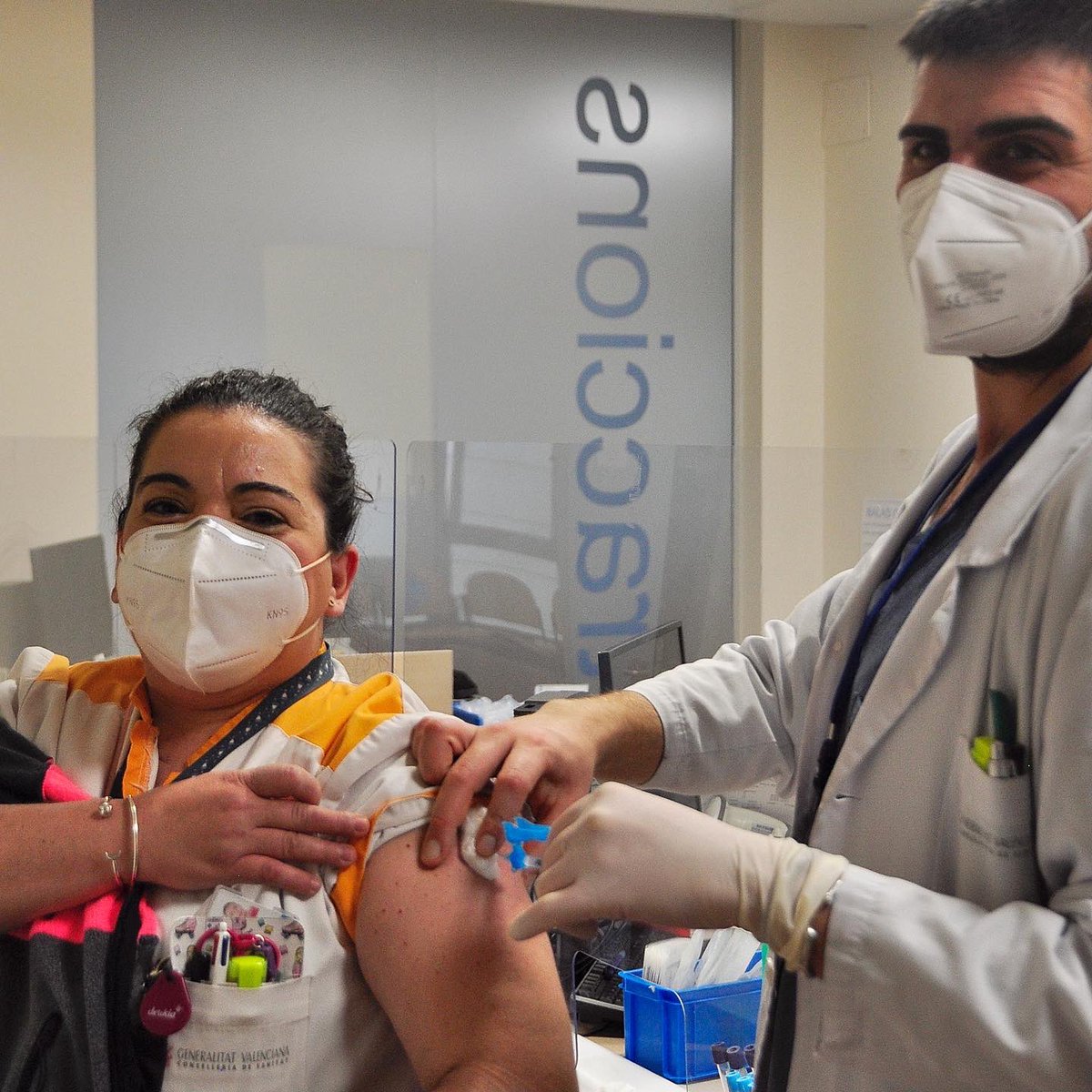 GVASalutManises's tweet photo. Compañeros acabando guardias, compañeras empezando servicio, todos y todas dispuestos a protegerse para seguir trabajando en la atención y el cuidado de las personas. #SomosManises https://t.co/K4ol4Wt6DW