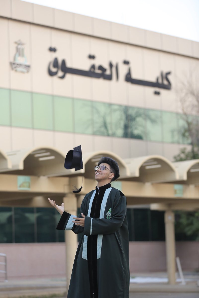 A798_'s tweet photo. الحمد لله الذي ما تم جهد إلا بعونه، فله الحمد وله الشكر عند البدء وعند الختام، تم بحمد الله تخرجي من جامعة الملك عبدالعزيز بدرجة البكالوريوس في تخصص الأنظمة (قانون) بمرتبة الشرف الثانية، سائلاً المولى عز وجل أن ينفع بنا وبكم البلاد والعباد والمسلمين اجمعين🎓@kauweb @KAU_law_fac https://t.co/GuyMMF0Hzx