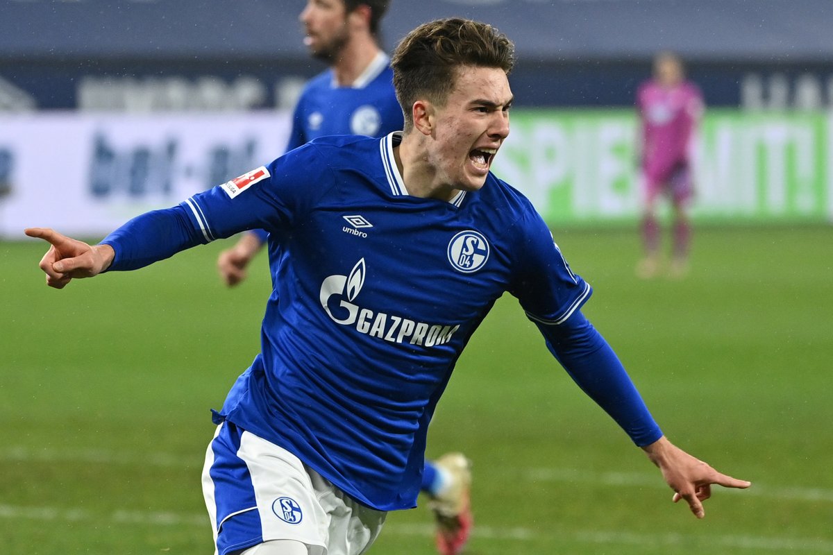 BleacherReport's tweet photo. Schalke was one game away from tying the record for longest winless streak in the Bundesliga.

Then, 19-year-old American Matthew Hoppe scored a hat-trick to seal their first win in 31 games 😤 @brfootball https://t.co/uHzgf2NBh5