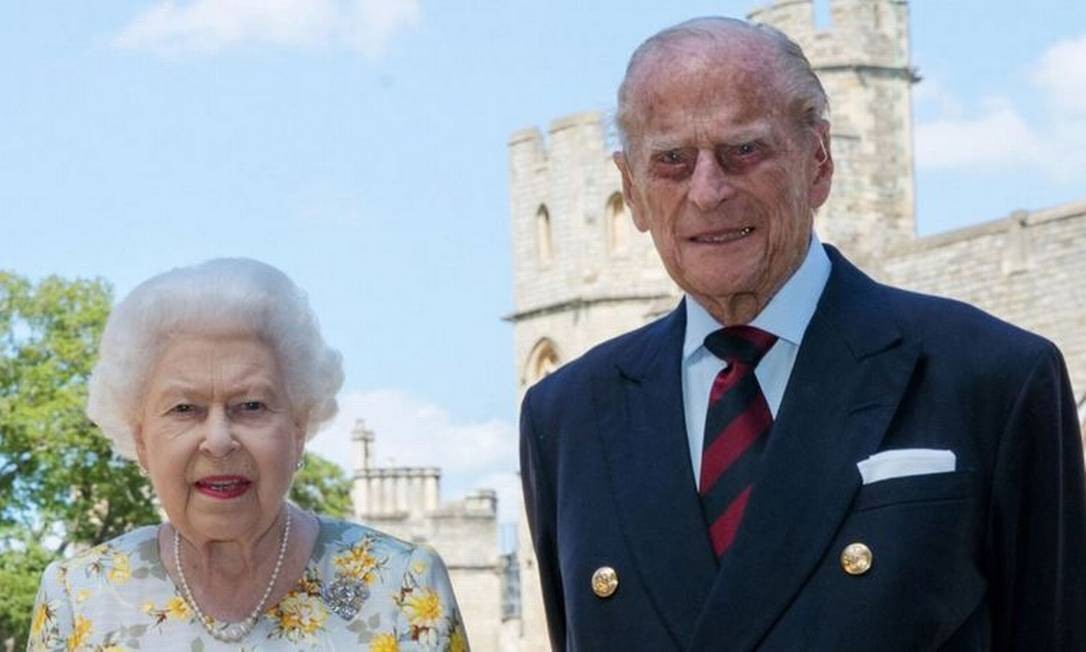 RevistaEpoca's tweet photo. Rainha Elizabeth 2ª e príncipe Philip recebem vacina contra a Covid-19 https://t.co/kOHPbv2MqD https://t.co/G6WHfNtO4s