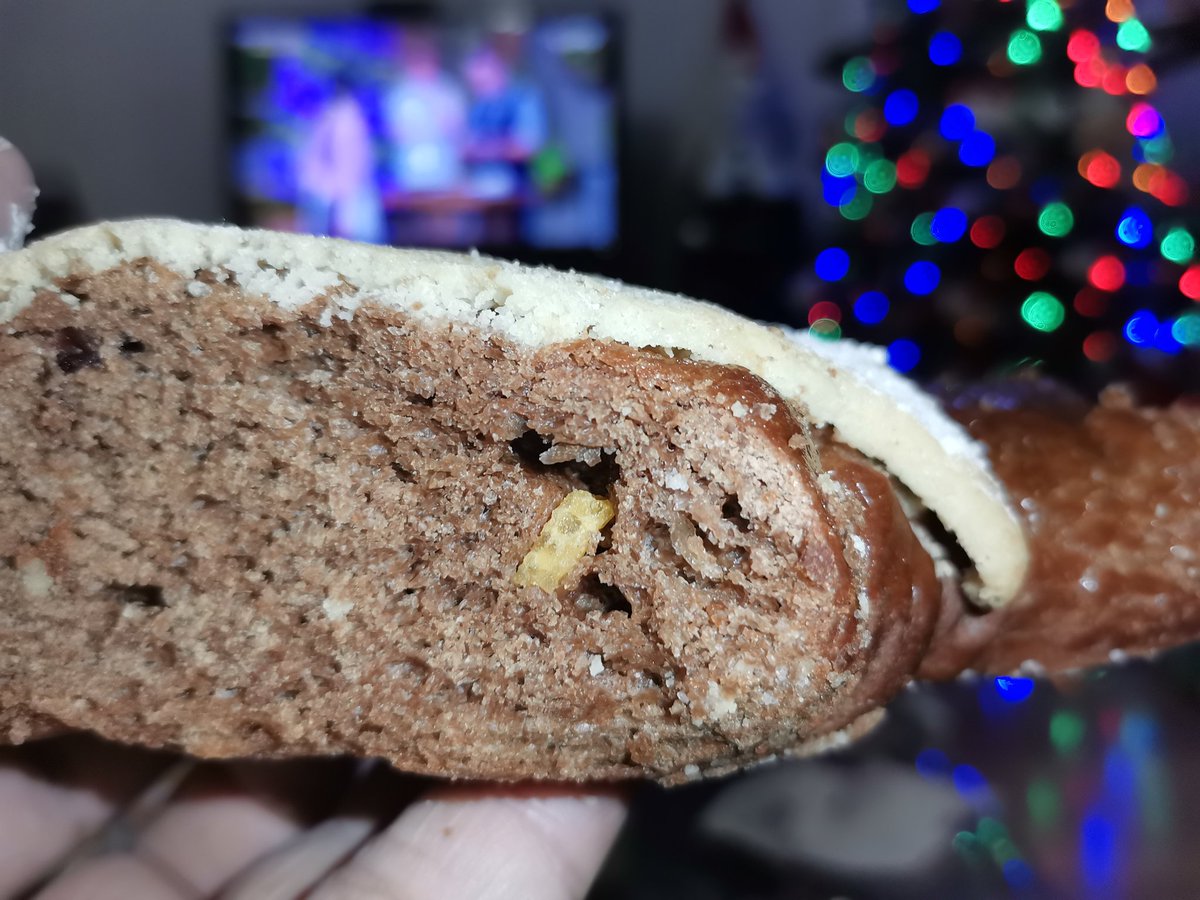 BLACKGATE75's tweet photo. @JoseRaCastillo Chef, la verdad me quedaste a deber,  la rosca a pesar de que el sabor a chocolate está muy marcado y los pedazos de trufa muy ricos; estaba muy seca y con pedazos con sabor a quemado;la presentación nada que ver con tu nivel, mucho mejor se veían las que cocinaron en MasterChef. https://t.co/DjutBRBMX5