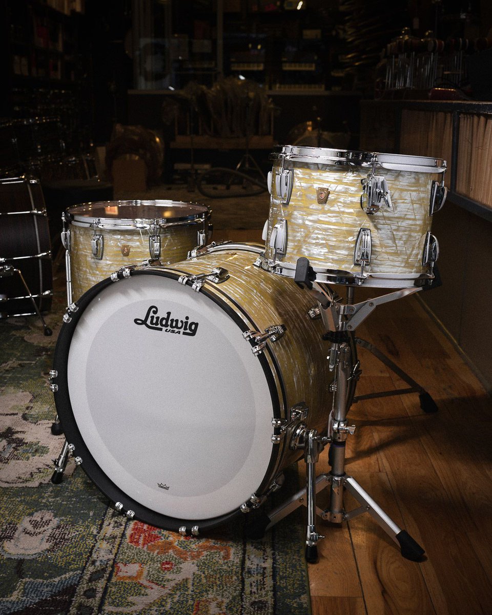 chicago_drum's tweet photo. This gem just arrived and it suuuure is pretty... @LudwigDrumsHQ Classic Maple 13/16/22 in Olive Pearl https://t.co/7X202wXHRp #cde #chicagodrumexchange #chicagomusicexchange #drumshop #drumlove #drumstagram #drumsdaily #gearwire #gearybusey #Ludwig https://t.co/z1gPkxZeyk