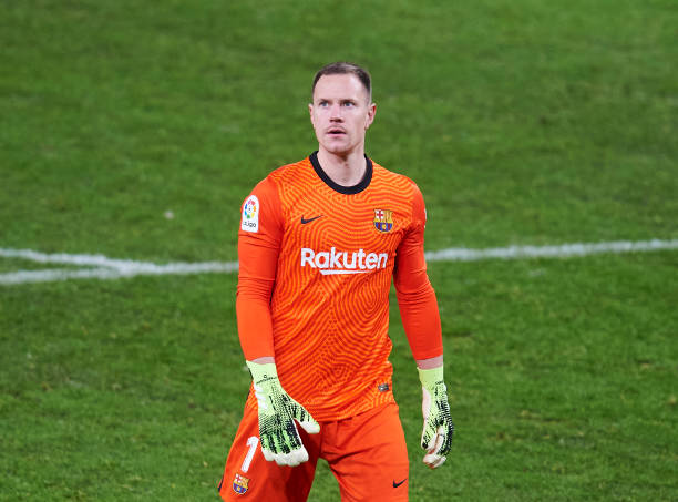   @sidlowe, who watches the games as a journalist in empty stadiums, made some really interesting points about Barça on a recent episode of  @tsf_podcast. He noticed some things this year that he never noticed before because there's always a crowd making noise: [A Thread] 