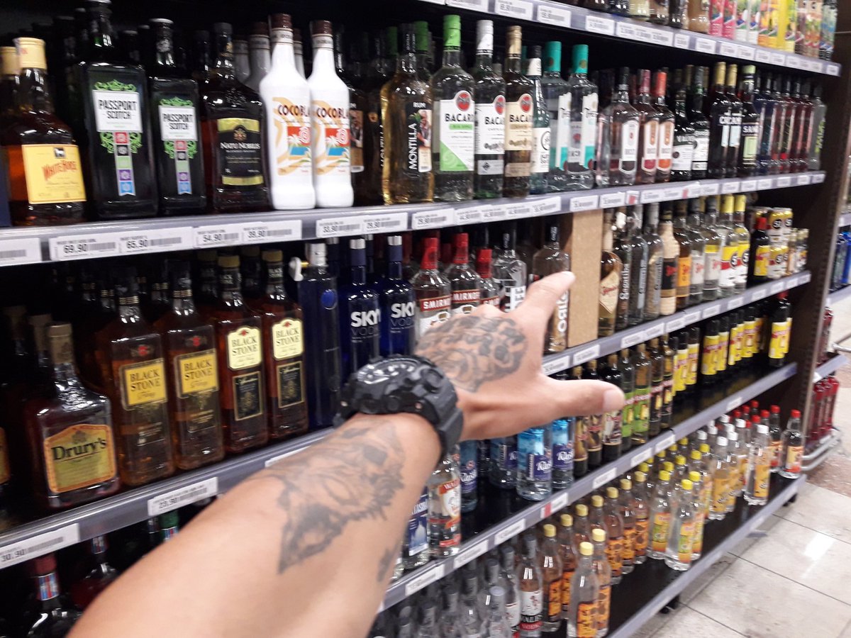 LobaoMGX's tweet photo. Segundo Haters e Sonystas, eu gasto os donations em bebida e cigarro, e passo o dia todo jogando Gears sem fazer porra nenhuma! Então segundo eles vou gastar a grana de vcs agora galera! https://t.co/3jJXUnOkOg