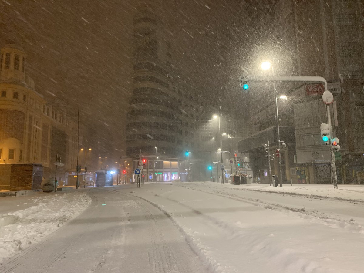 MSalesianas's tweet photo. #Filomena. Ver la #nieve es muy bonito, pero en días como estos nos damos cuenta de la importancia de tener un #hogar. Somos afortunados, pero hay miles de #PersonasSinHogar que no lo tienen y que necesitan #ayuda. No nos olvidemos de ellas. https://t.co/fsqGPfXWQJ