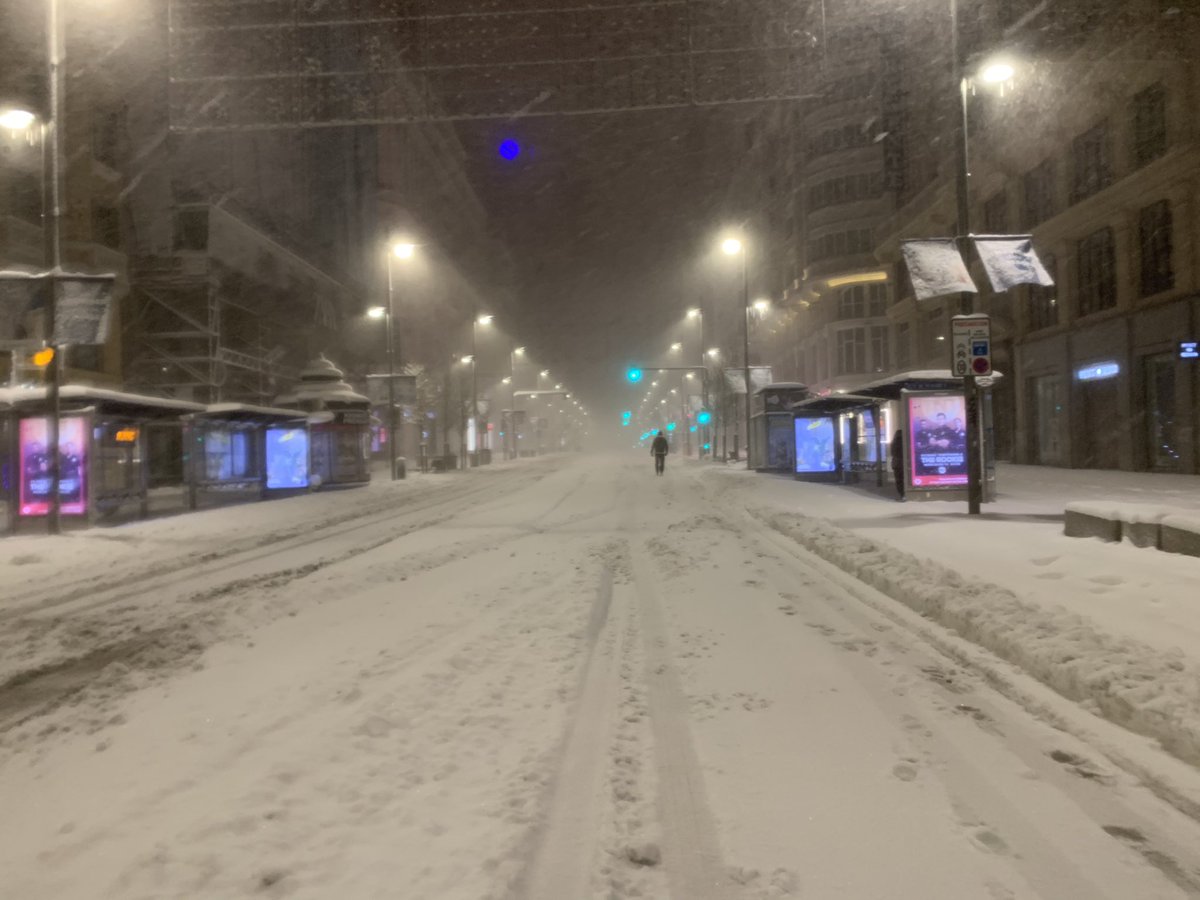MSalesianas's tweet photo. #Filomena. Ver la #nieve es muy bonito, pero en días como estos nos damos cuenta de la importancia de tener un #hogar. Somos afortunados, pero hay miles de #PersonasSinHogar que no lo tienen y que necesitan #ayuda. No nos olvidemos de ellas. https://t.co/fsqGPfXWQJ