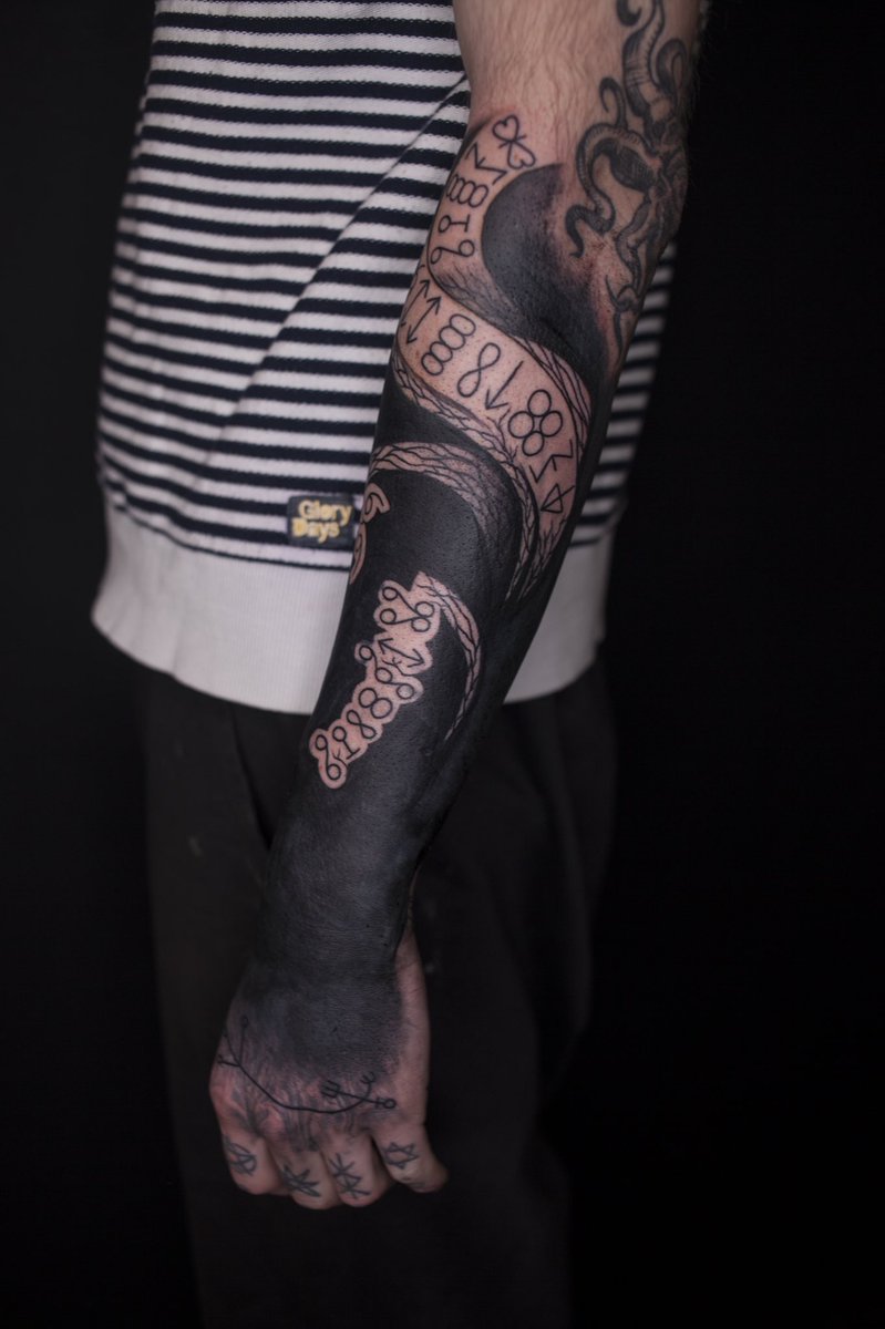 TattooChavi's tweet photo. Gros cover black avec écritures dont seul celui qui les porte comprend 😂😅 https://t.co/UIeW68kKkc