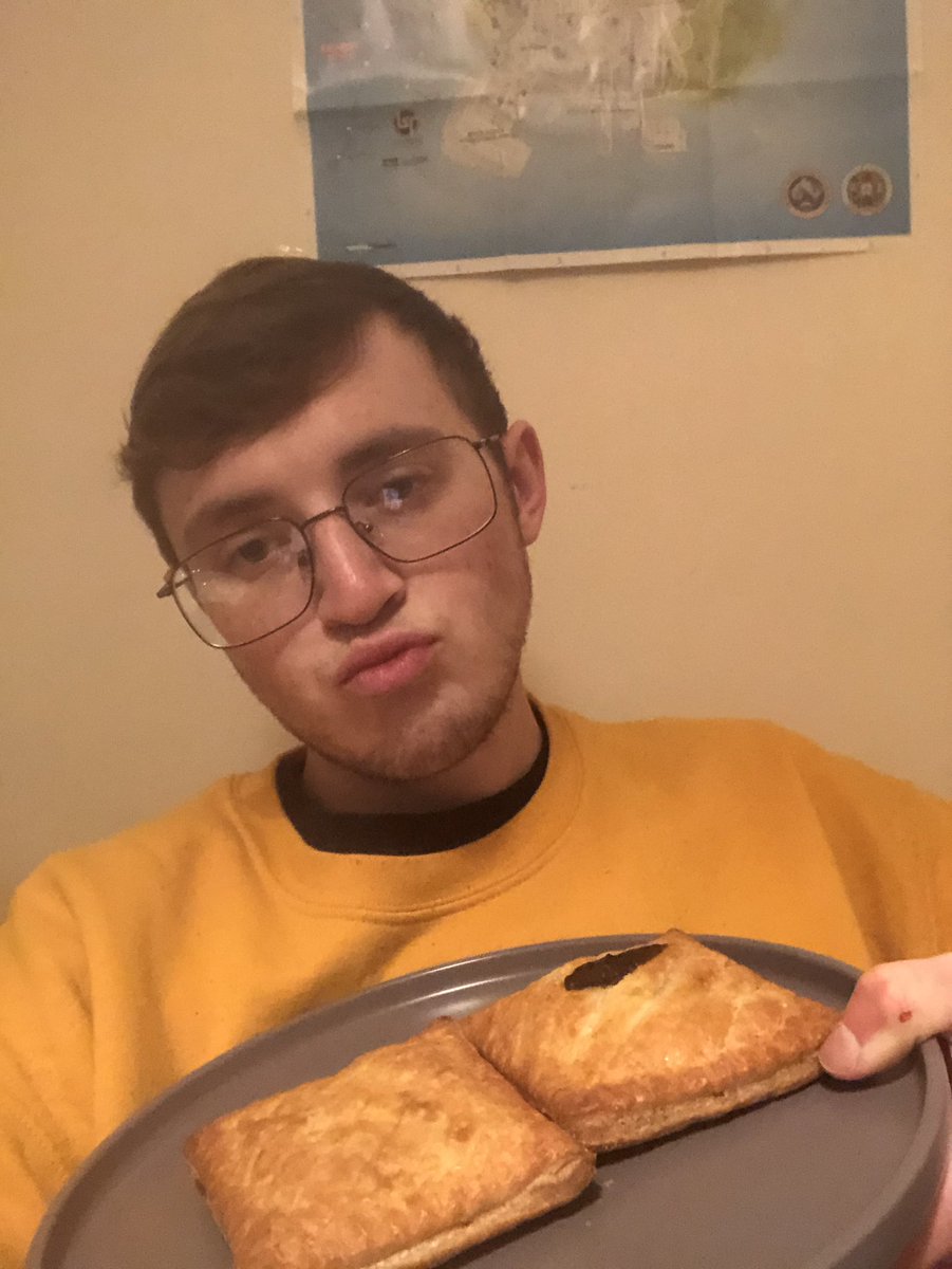 jac_kelshaw's tweet photo. Student loan came in. Got TWO steak bakes, cheers Greggo boyo👊🏻 https://t.co/LItmhuP6UB