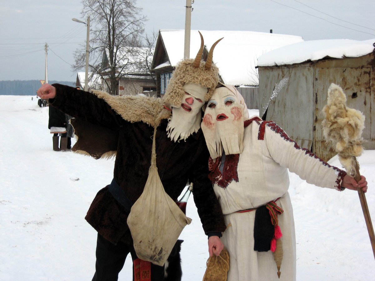 Traditionally, these masked people are a "committee" appointed that goes from house to house singing songs and такмак-влак (chastushki, short humorous rhymes) and asks to be entertained. They are led by Васли кугыза and Васли Кува (Uncle and Aunt Vasili).