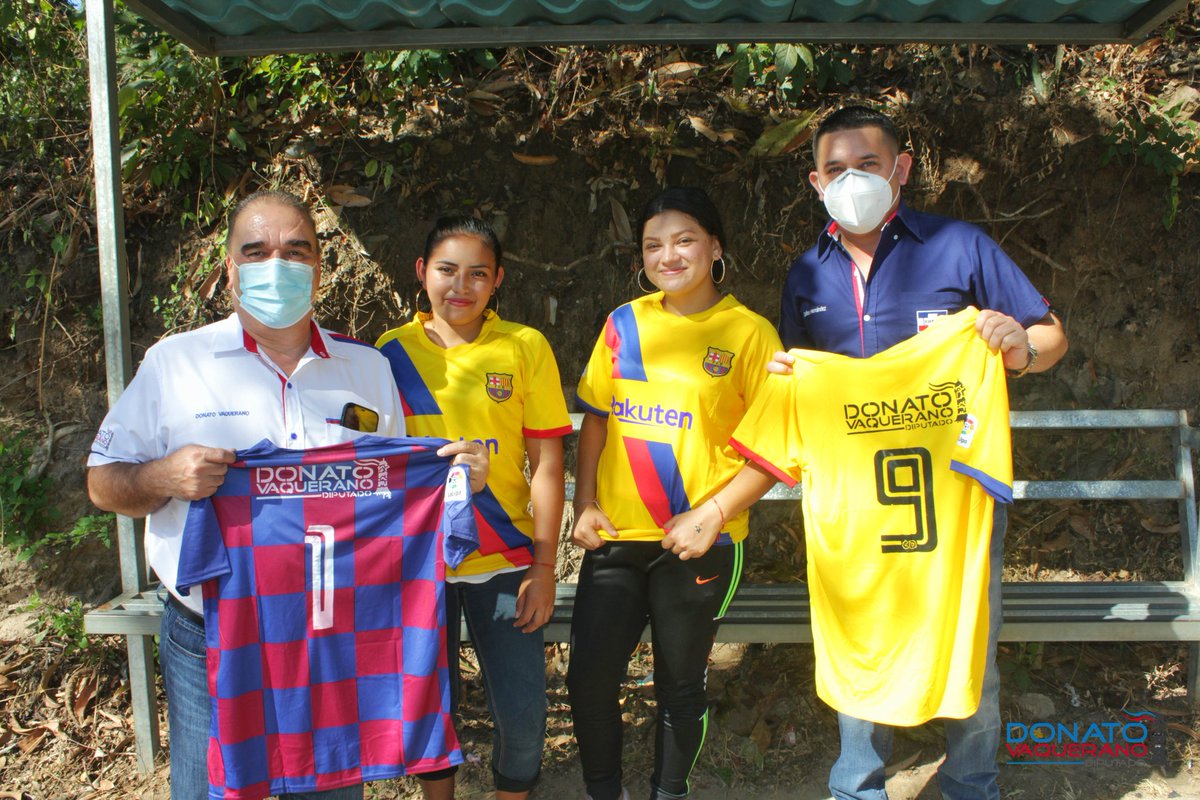 DonatoVaquerano's tweet photo. #ApoyoAlDeporte | Hoy visitamos la comunidad el Zapote I, junto a @Galy_alcalde, donde hemos dado respuesta a la solicitud que me realizaron sobre un equipaje deportivo. 

@ARENASanVicente
@ARENAfraccion

#MarcaCasilla1 
#TrabajoTerritorial https://t.co/3naS9qjumC