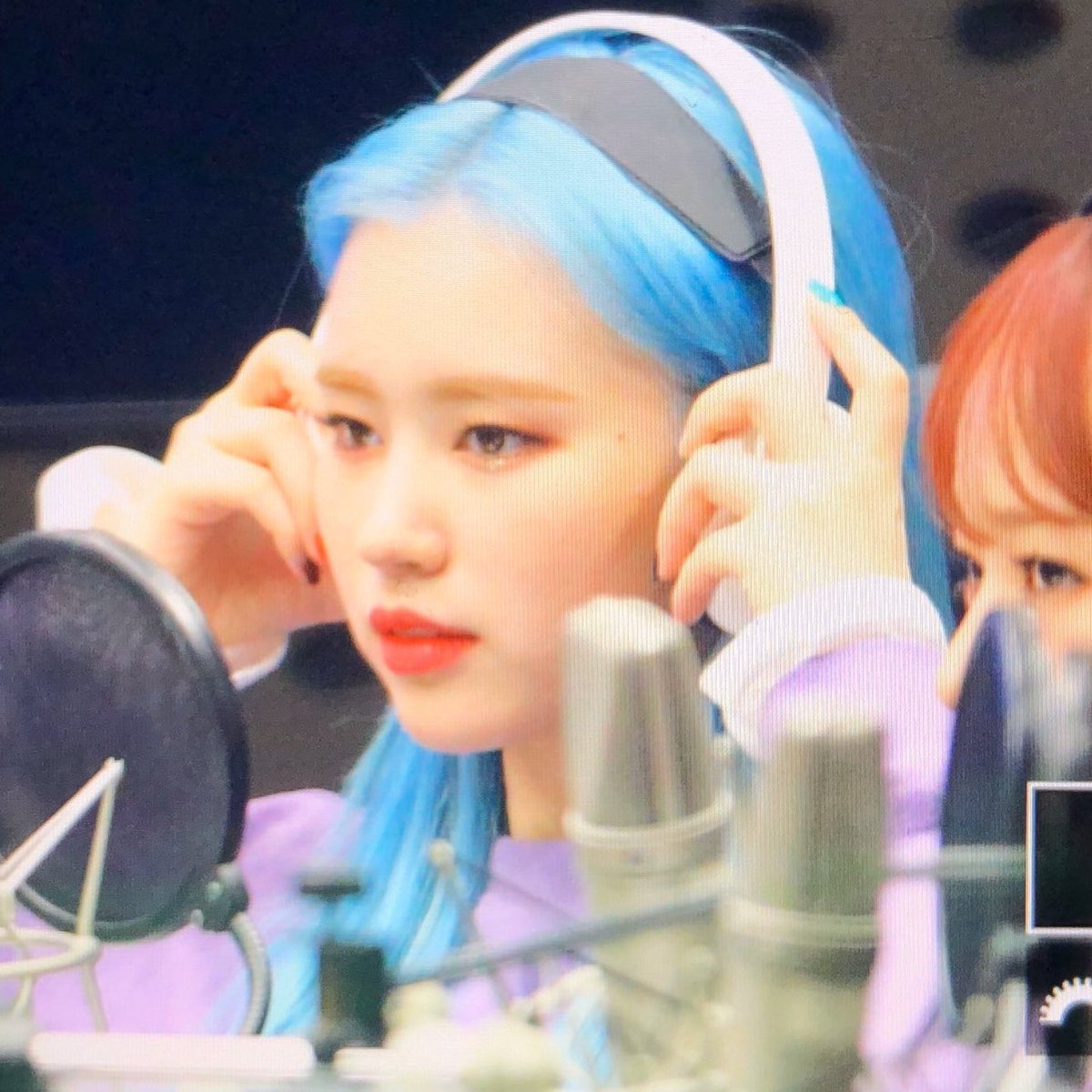 picsofelly's tweet image. her blue hair &amp;lt;333