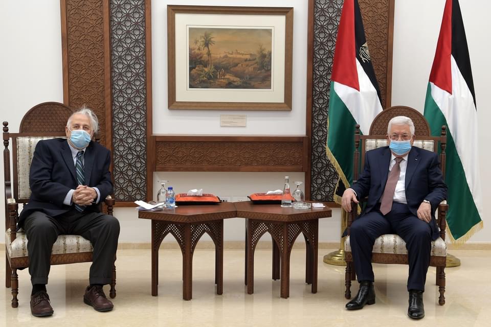 الرئيس محمود عباس أثناء لقاء رئيس لجنة الانتخابات المركزية حنا ناصر (تصوير ثائر غنايم)