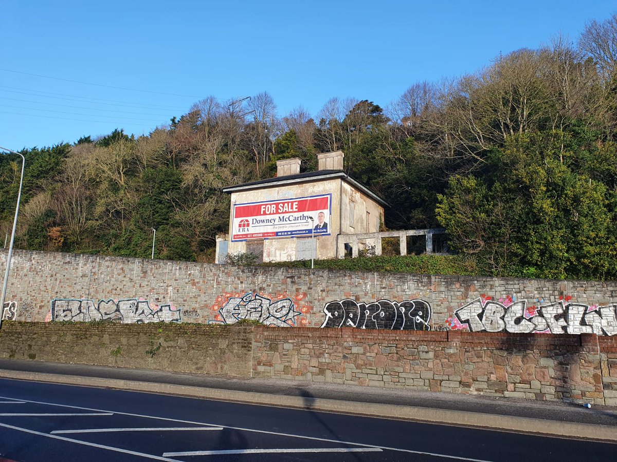another interesting but sadly long decaying Georgian property in Cork city, built 1820 its been empty for at least 10yrsvery hard to know why it's not been on the derelict register, For Sale hope it find an owner soon & loved againNo.245  #Wellbeing  #HousingForAll  #Heritage