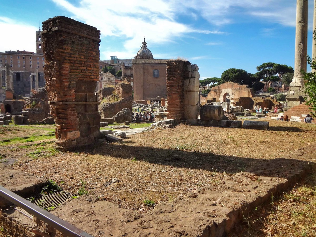 roamintheempire's tweet photo. Today, the Agonalia, a religious festival of uncertain origin, likely instituted by the 2nd king of #Rome, Numa Pompilius. The rites seem to have included the sacrifice of a ram at the Regia in the Roman Forum, picture here! 🐏

#RomanSiteSaturday #Archaeology #RomanArchaeology https://t.co/HzKiKvG6YP