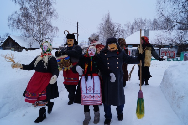 There's a lot of additional games and traditions and predictions associated with Шорыкйол, often varying by region. Of course it is no longer celebrated everywhere but it keeps being an integral part of Mari folklore, and in the same time, one of the most fun festivities.
