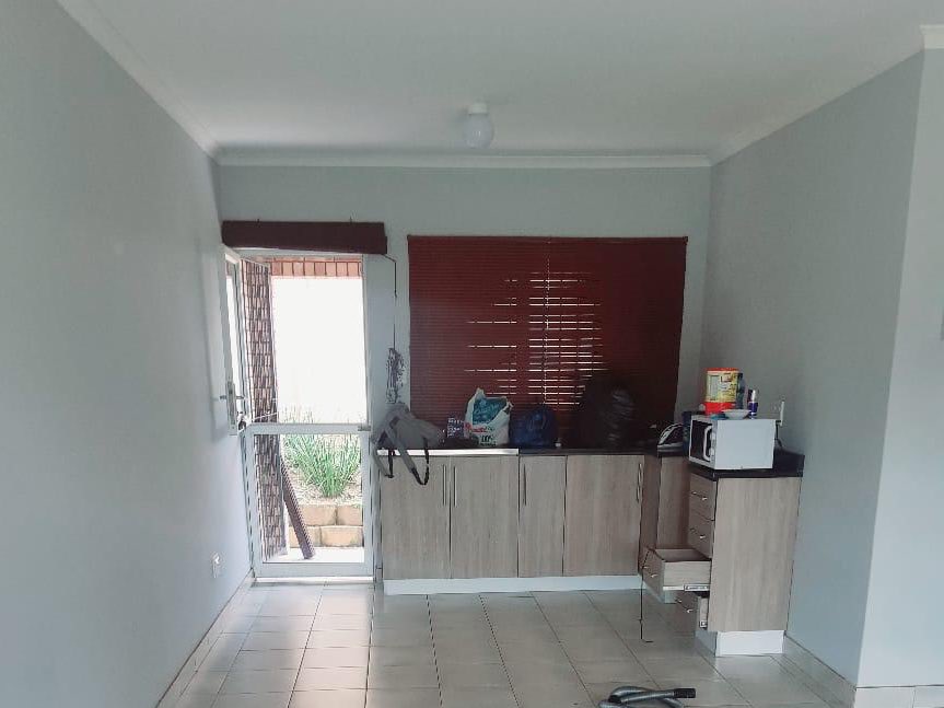 zizonkedlamini's tweet photo. My friend is looking for female roommate to share a two bedroom flat in a simplex in Northdale, PMB. The flat is in safe secure location, Rent is R4500 pm (R2250 pm/p.p) The lease starts on the 1st February

#GirlTalkZA https://t.co/zqiCuxb65E