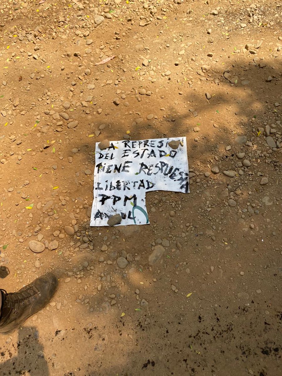 🔴🔥Atentado terrorista Collipulli 

Se robaron un camion de ripio municipal y lo vinieron a quemar en un camino vecinal, en Agua Buenas.