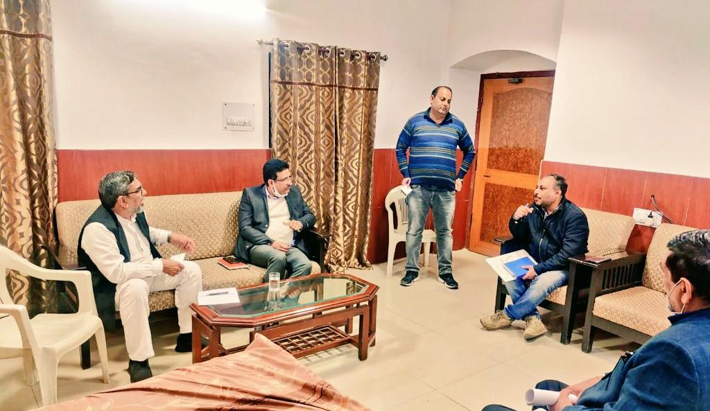ShamimRahniya's tweet photo. सभी विभागों के अधिकारियों की बैठक ले, उप नेता विपक्ष व विधायक #नूह चौ @Aftabnuh जी ने लोगों की समस्याओं को प्राथमिकता तथा पारदर्शिता के साथ करने के निर्देश दिए
लोगों को समस्या ना हो, जो हो उसका समाधान तुरंत संबंधित अधिकारी करें:-#ChAftab जी
#AftabCaresMewat @INCHaryana @cmohry https://t.co/yE88AoHWWQ