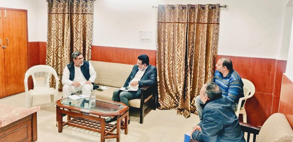 ShamimRahniya's tweet photo. सभी विभागों के अधिकारियों की बैठक ले, उप नेता विपक्ष व विधायक #नूह चौ @Aftabnuh जी ने लोगों की समस्याओं को प्राथमिकता तथा पारदर्शिता के साथ करने के निर्देश दिए
लोगों को समस्या ना हो, जो हो उसका समाधान तुरंत संबंधित अधिकारी करें:-#ChAftab जी
#AftabCaresMewat @INCHaryana @cmohry https://t.co/yE88AoHWWQ