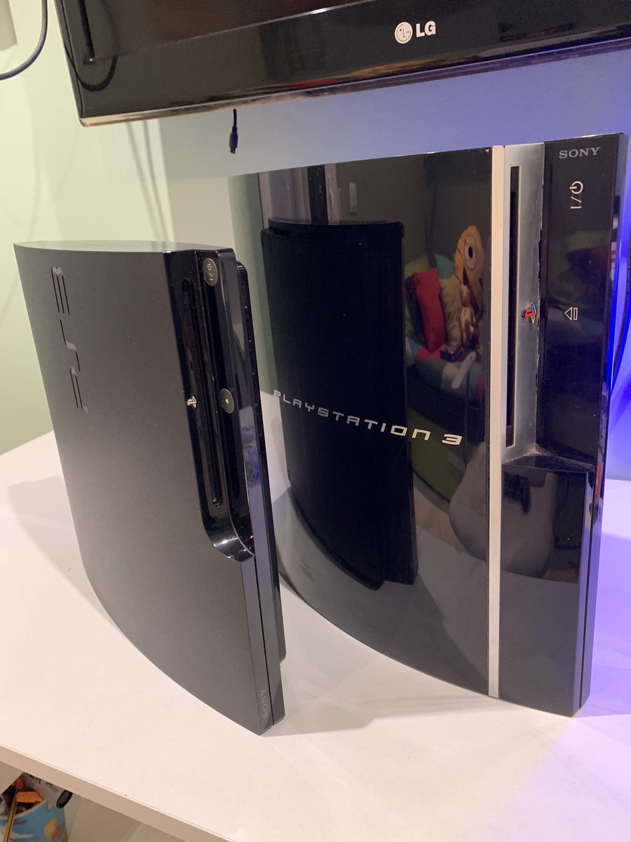 wafel_games's tweet photo. Que modelo de ps3 os gusta mas??
A mi me gusta mas esteticamente el modelo fat aunque no tardo mucho en salirme la luz amarilla y no pude disfrutarla demasiado🥲
#ps3 #ps3fat #ps3slim #plasytation #sony #consola #luzamarilla #game #gamer https://t.co/4849cu4gEt