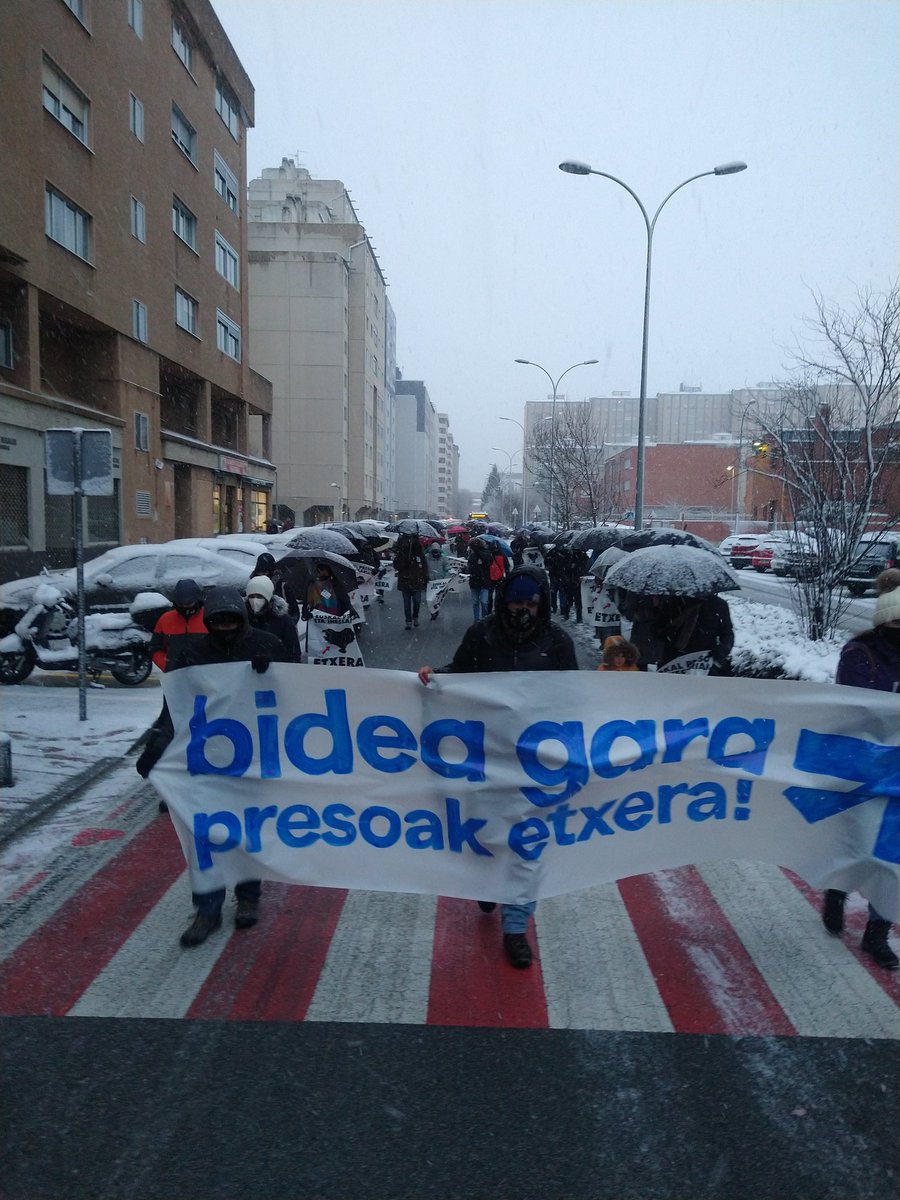 plazaberri_'s tweet photo. Numerosa manifestación convocada por Sare en favor de los y las presas políticas vascas bajo el lema Bidea Gara (somos camino) - Presoen aldeko manifestazio jendetsua burutu da Barañainen @sare_herritarra-k deituta #BideaGara lemapean https://t.co/AnX4rAz1FA