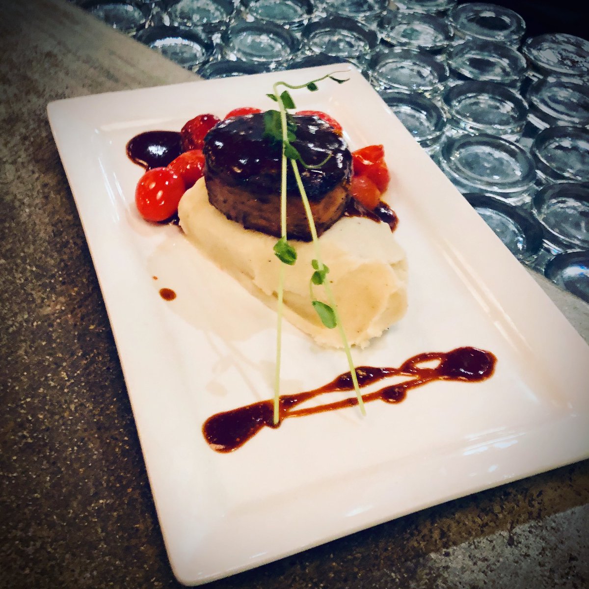 SATURDAY 🥂 🤩 

📷 : bacon wrapped beef tenderloin w/ blue cheese demi, roasted tomatoes, sautéed spinach &amp; garlic mashed potatoes 

Pasta: salmon penne w/ roasted red pepper pesto cream sauce

Take out &amp; Delivery available!!

thepalate.com

450-7911