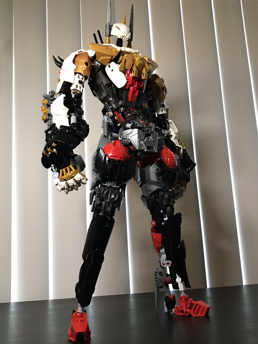 Rob0tgutz's tweet photo. #bionicle #moc #herofactory #lego 
First build of the year!! First time delving heavily into ccbs, I’m absolutely in love with it. It’s so much sturdier and more versatile than the old system, I’ll always hold Bionicle close to my heart, but I’m so happy to have ccbs 🦐💕🦐💕 https://t.co/cbaC19a340