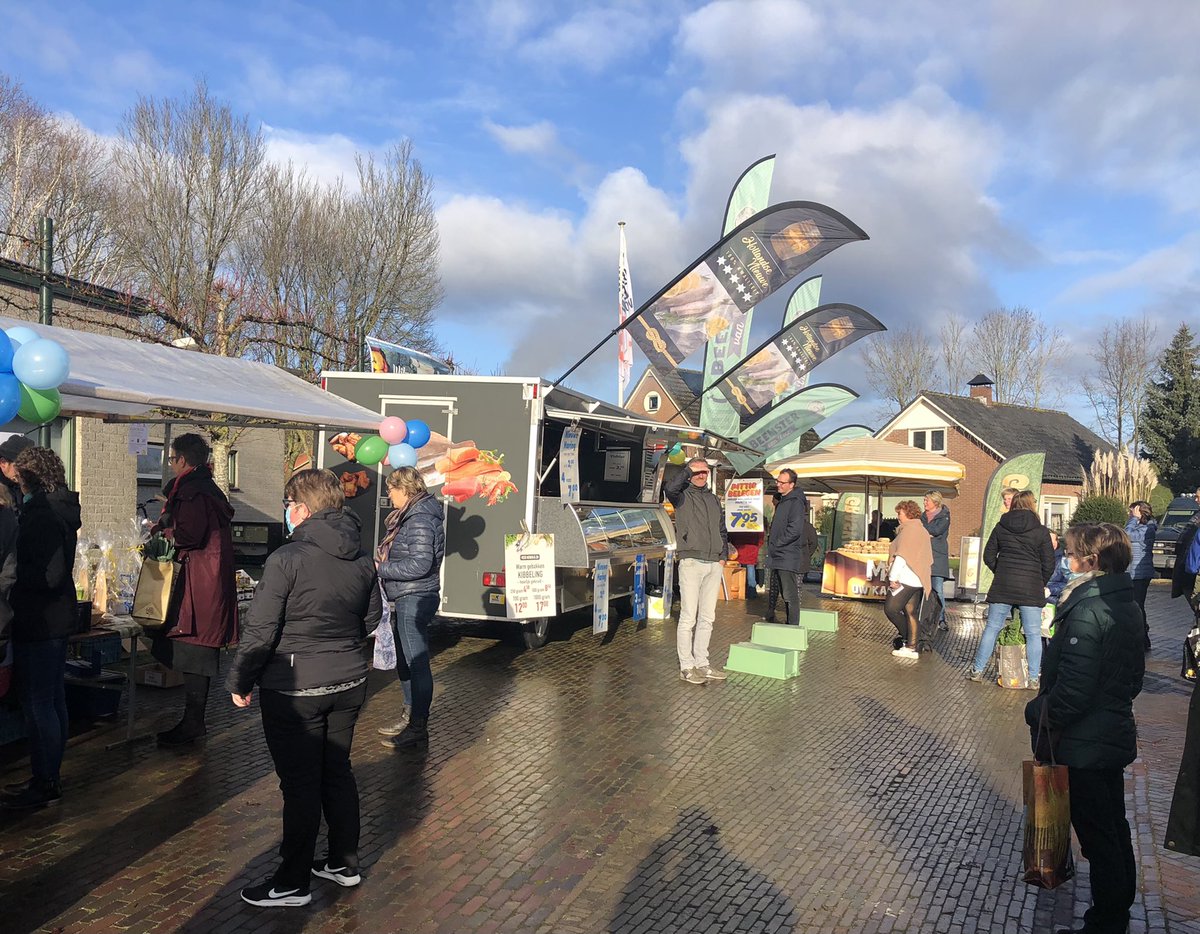 jos_penninx's tweet photo. Mini markt in Wilp in deze coronatijd: geweldig idee van de Wilper dorpscontactpersonen Gerrit en Guus Kroes. Volop belangstelling met voldoende afstand tot elkaar. Kramen mrt vis, kaas en groenten goede basis voor mooi vervolg voor binding in Wilp. https://t.co/YVXxpYdxC8