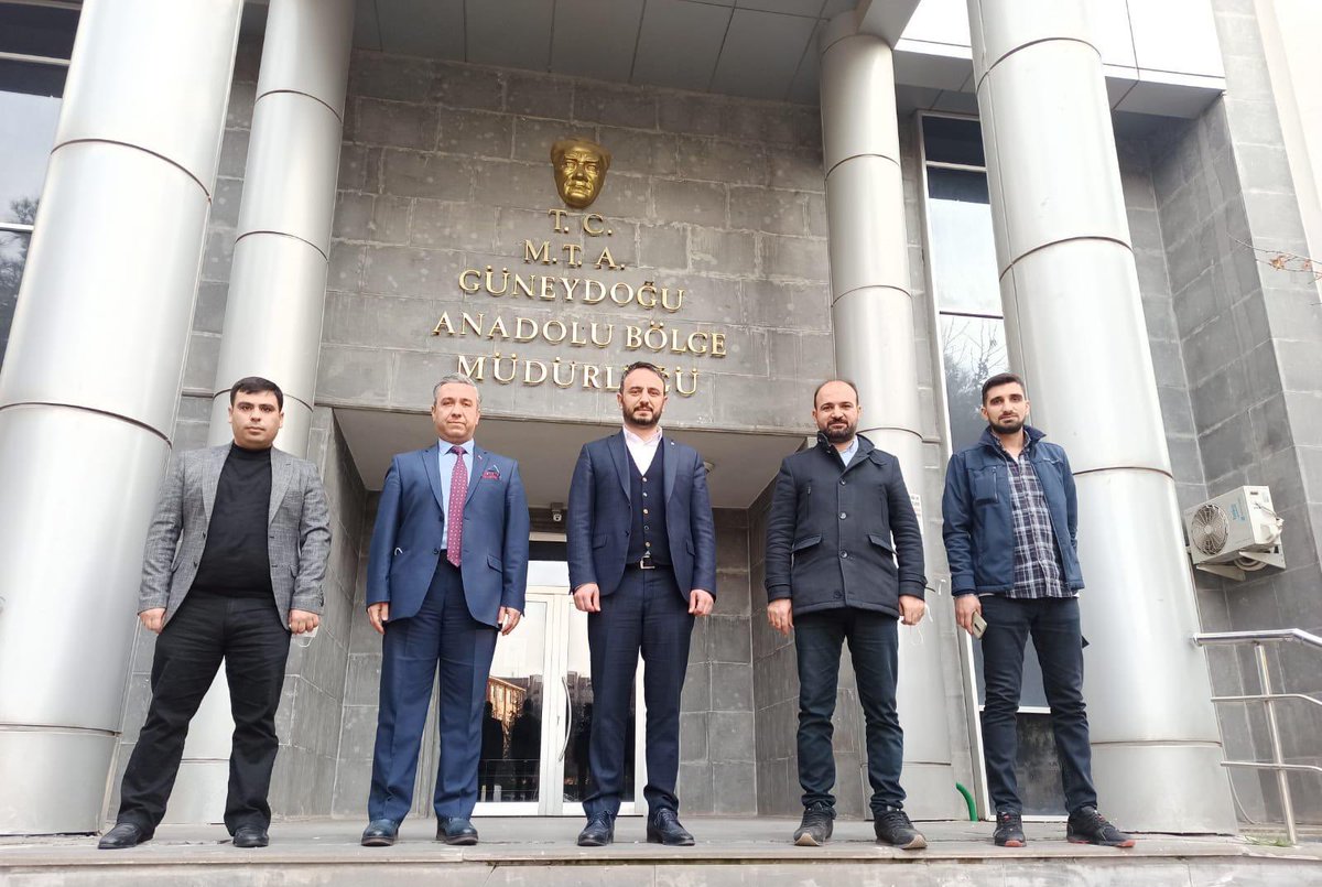 mmgdiyarbakir21's tweet photo. MTA Güneydoğu Anadolu Bölge Müdür Yard. Sn. Süleyman Yoldaş Bey'i MMG Diyarbakır Şube Başkanımız @yusufcelebi88, Yönetim Kurulu Üyeleri @gulhansnmz ve @mmunat  ziyaret ederek; İlimiz için madencilik alanında ortak yürütülebilecek projeler husunda fikir alışverişinde bulunuldu. https://t.co/9iNx5dZudp