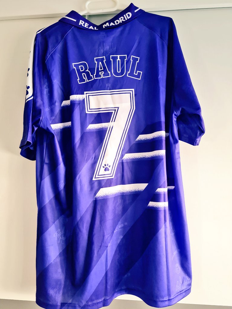 Raul7Capitan7's tweet photo. ▶️ SORTEO ◀️

Camiseta Real Madrid debut Raúl 1994 ⚽️

1⃣ Sigue a @ValdeVintage y @Raul7Capitan7 
2⃣ Haz RT y FAV
#️⃣ Participación extra: Comenta nombrando a 2 amigos. 

Fin de sorteo: 05/02

#SiempreRaulistas #Retro #Vintage https://t.co/qCPK8qClZF