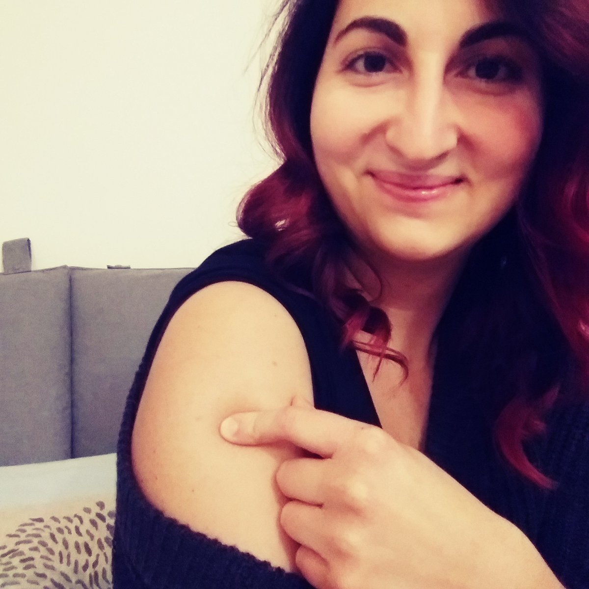 Giulia_Cose's tweet photo. No, non è una posa sexy 😜 Quello che indico è il punto di iniezione del vaccino anti-COVID-19. È una vittoria per la ricerca e per tutti noi. Dare il consenso è un atto di responsabilità e amore soprattutto verso chi non può farlo.  
#vday #vaccino #ricerca #istitutodeitumori https://t.co/H0DNGNkgwz