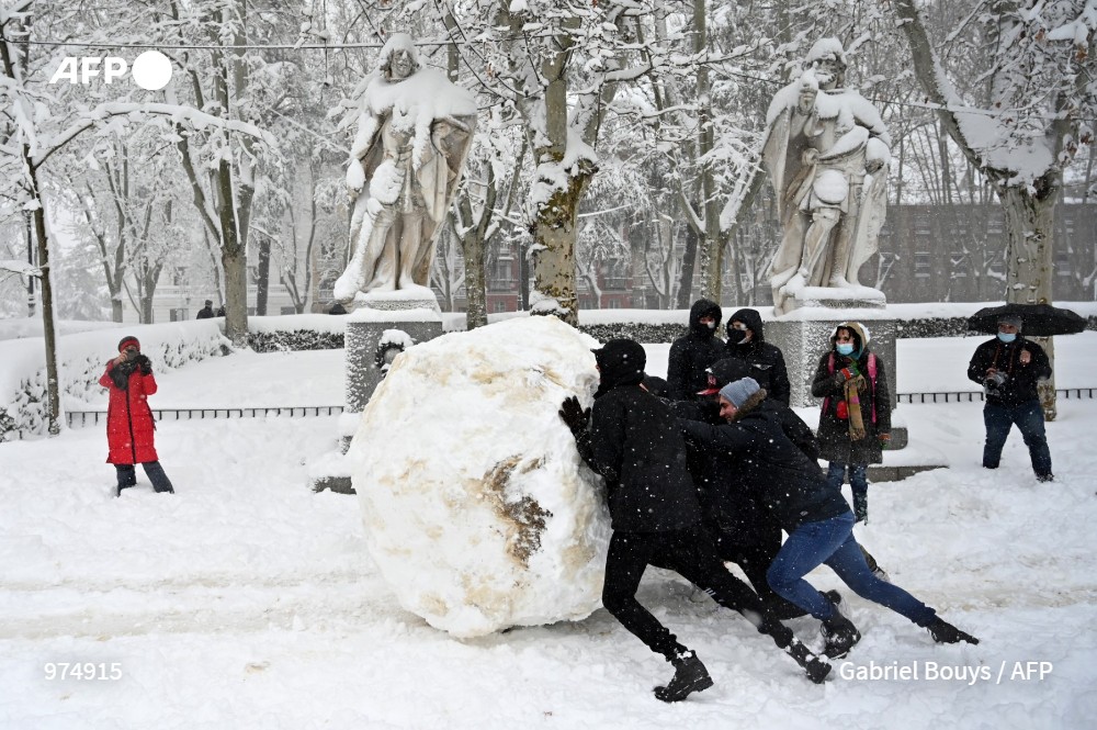 HeleneHPDV's tweet photo. Bon... pas d'opéra @Teatro_Real ce soir ni demain, par contre❄☃https://t.co/LFqFFrglFT
😱 #neige #nieva #vaguedefroid #snowpatch #Espana #Espagne
Photos (c) AFP #NievaEnMadrid https://t.co/VOhAlHpfgX