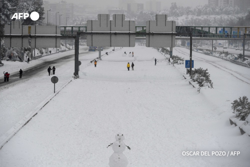 HeleneHPDV's tweet photo. Bon... pas d'opéra @Teatro_Real ce soir ni demain, par contre❄☃https://t.co/LFqFFrglFT
😱 #neige #nieva #vaguedefroid #snowpatch #Espana #Espagne
Photos (c) AFP #NievaEnMadrid https://t.co/VOhAlHpfgX