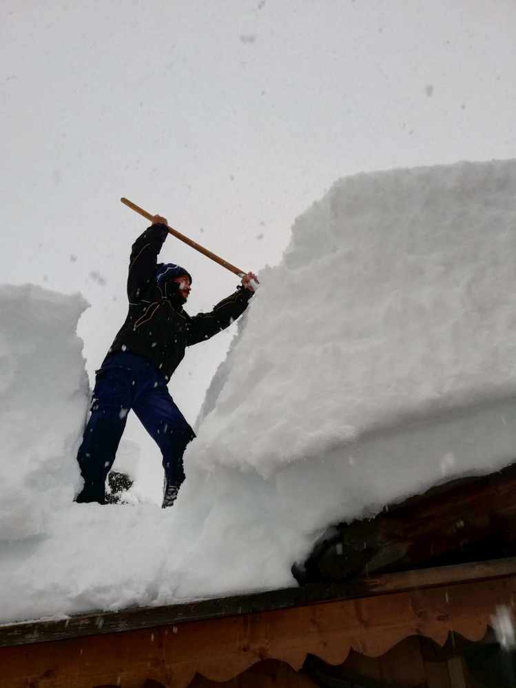 MediasetTgcom24's tweet photo. Tempesta di neve in Spagna, sale a 4 il bilancio delle vittime  #spagna https://t.co/fg1VSfExt6 https://t.co/gPiATfZmmT