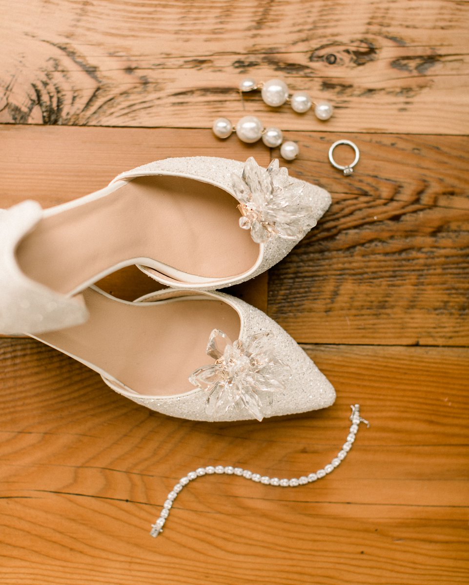 Earrings✅
Shoes✅
Bracelet✅
and of course, the ring!✅
What's your favourite part about getting ready for the big day?💗
______
👰 @joyrkennedy
📸 @brandontaylor23
#KleinfeldCanada