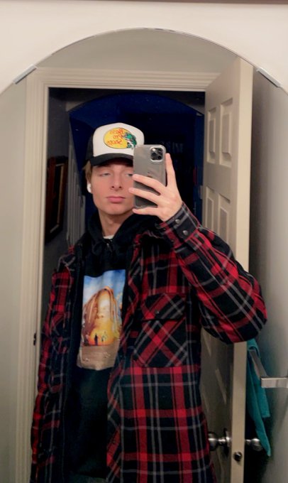 1 pic. Drop ur best photo of urself... I’m tryna find some cuties to hit up ?? https://t.co/LJvsL8KB