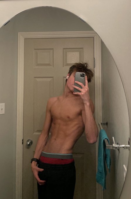 2 pic. Drop ur best photo of urself... I’m tryna find some cuties to hit up ?? https://t.co/LJvsL8KB